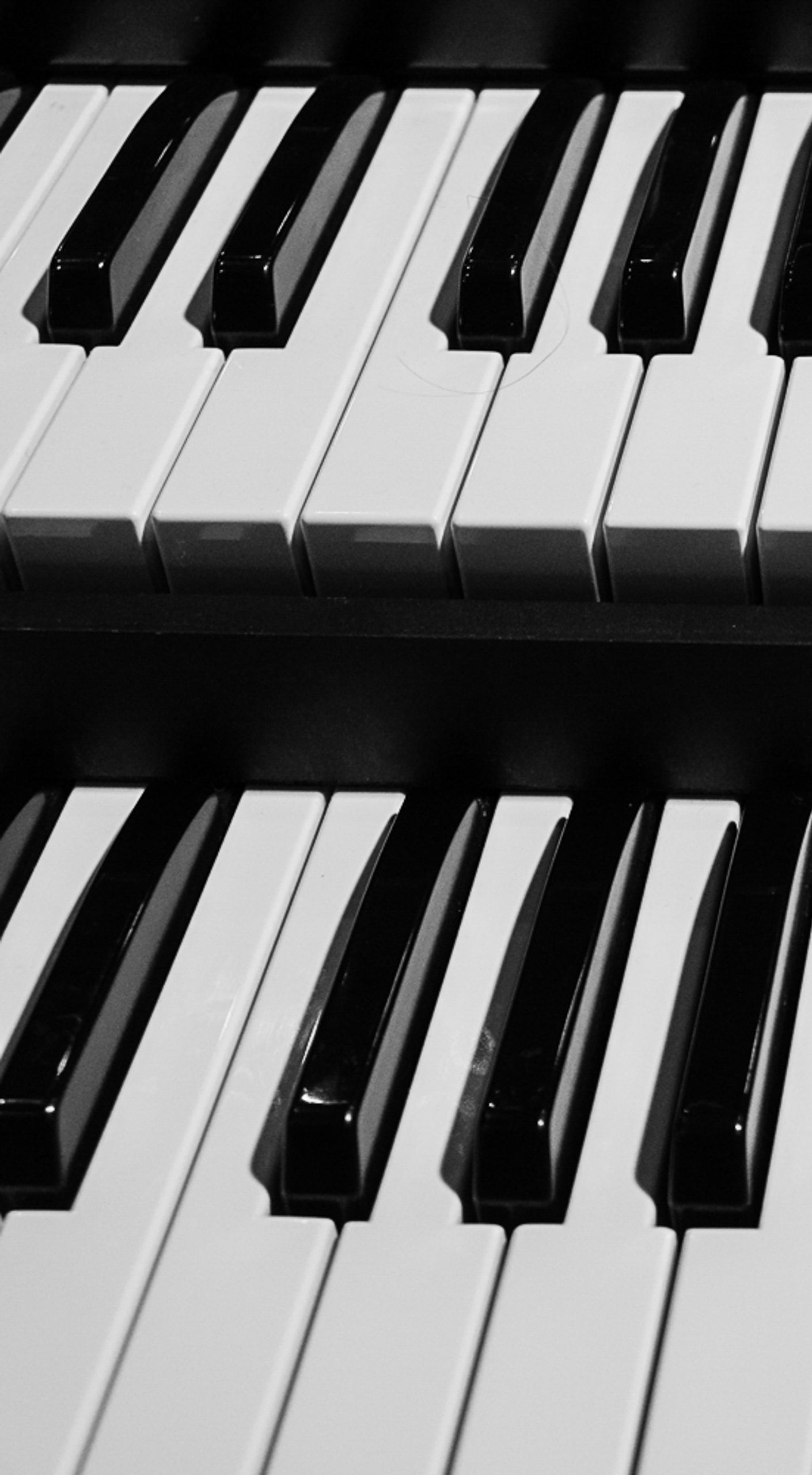 Les deux claviers de l’orgue, en gros plan, en noir et blanc.
