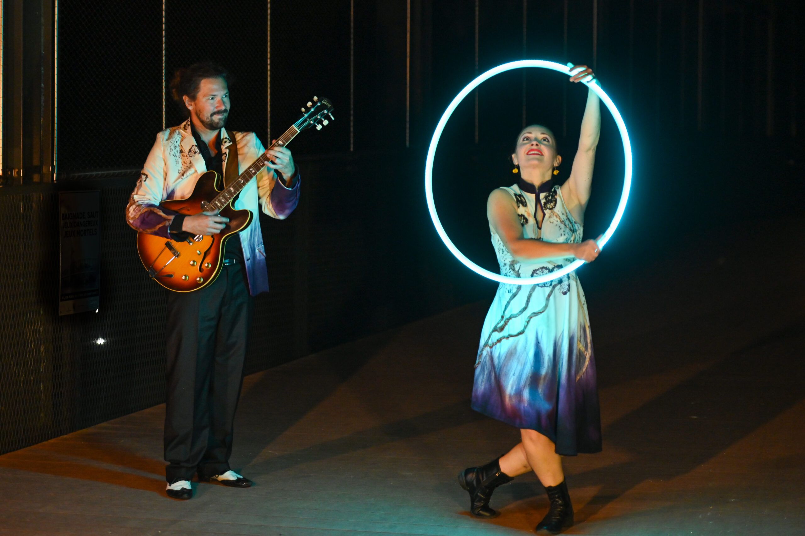 La danseuse au cerceau de lumière, à côté du guitariste.