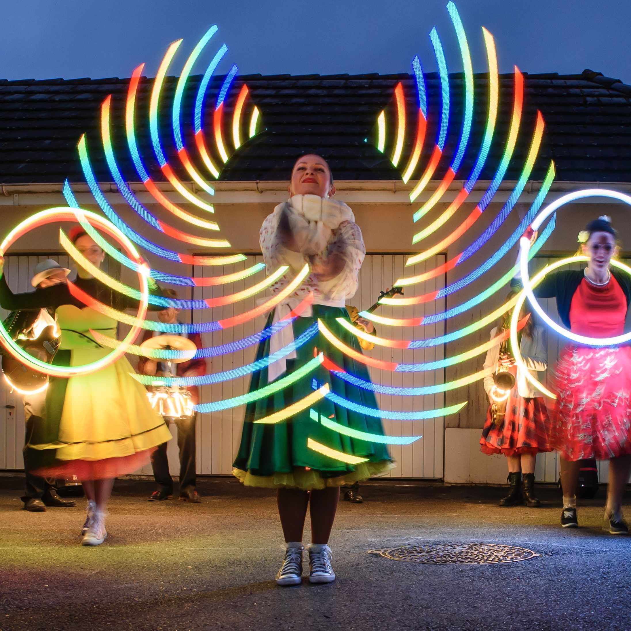 La nuit, les hula hoops lumineux des danseuses dessinent de grands arcs de couleur autour d’elles.