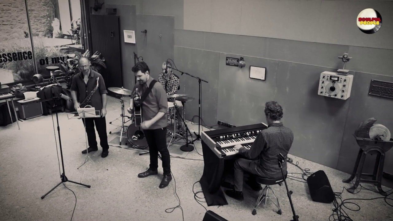En studio, le quartet joue : saxophone, guitare, batterie et orgue.