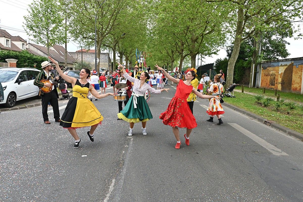 Une danseuse de Streetside fait tourner sa robe dans la rue.