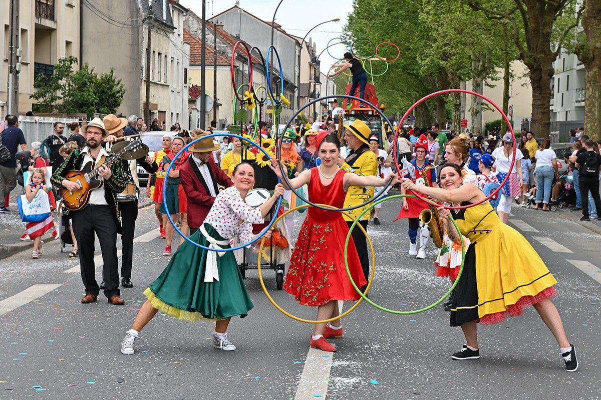 Les danseuses de Streetside font tourner leurs hula hoops dans la rue, au milieu du cortège.